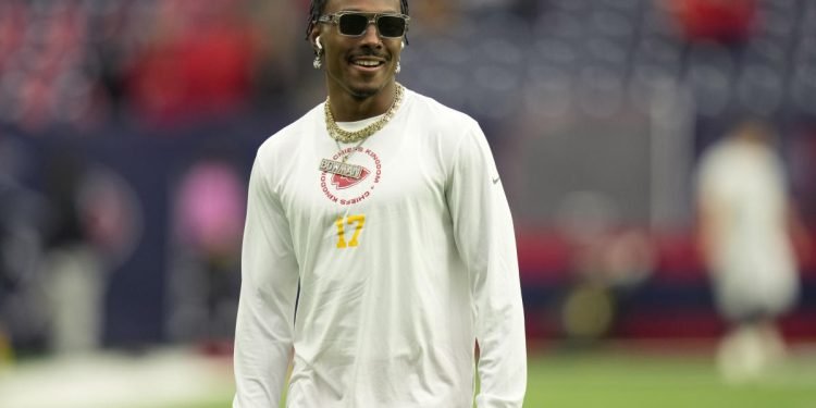"McCall Hardman, Wide Receiver for the Jets, Turns Heads with Stylish Fashion Statement"